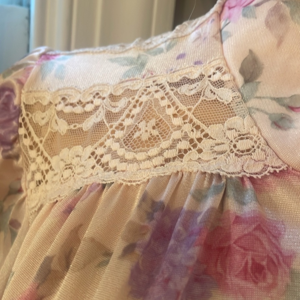Vintage VANITY FAIR floral print nightgown . Size SMALL - Picture 4 of 14